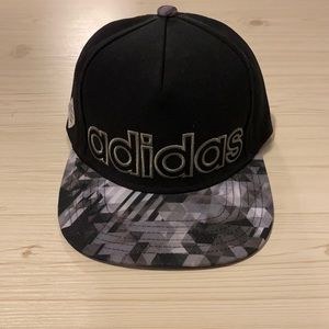 Adidas flat bill 🖤